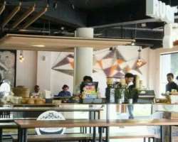 The gallery is also home to a big café having a variety of cuisine on its menu like tacos, noodles, refreshments, pastries as well as desserts such as